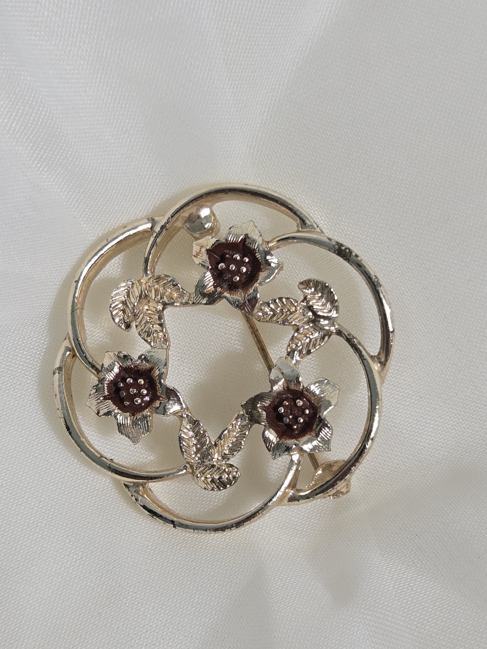 Vintage Sarah Coventry Gold Tone Flower Wreath Pin Brooch – Signed "SARAH